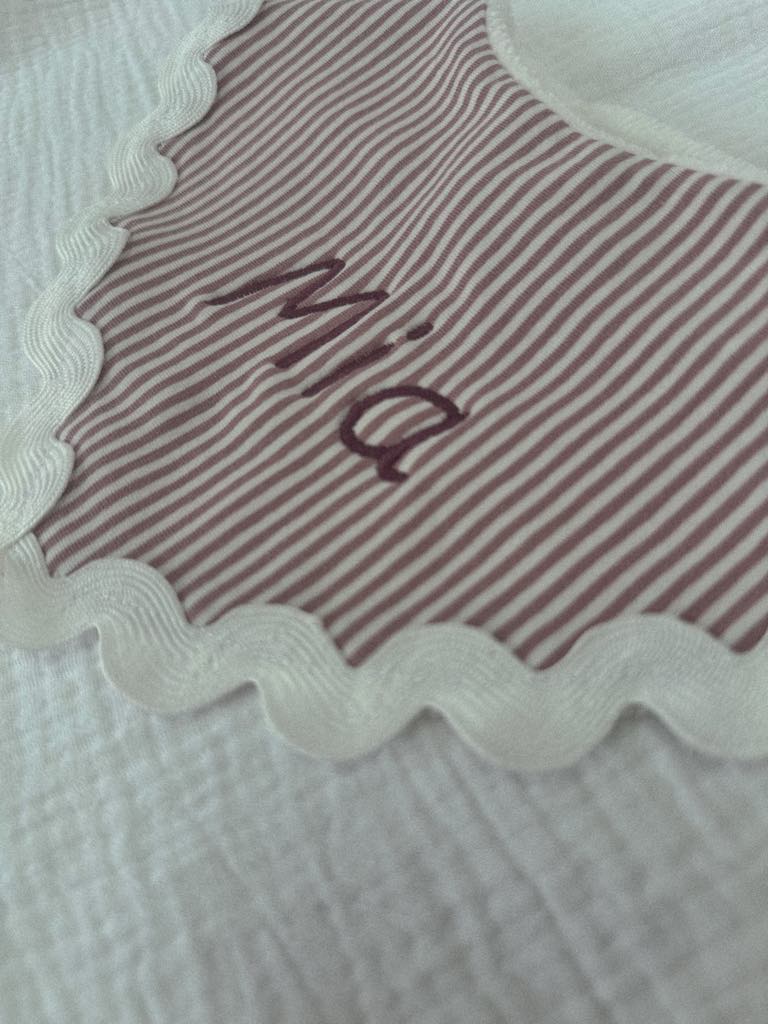 Bavoir bandana festonné - Rose